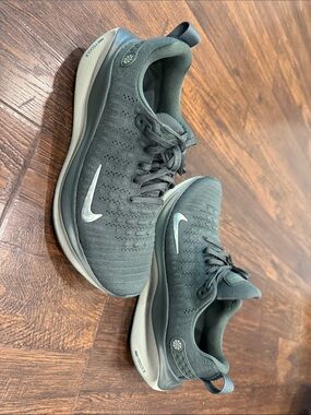 Nike Women’s Sneakers — Green with silver Swoosh